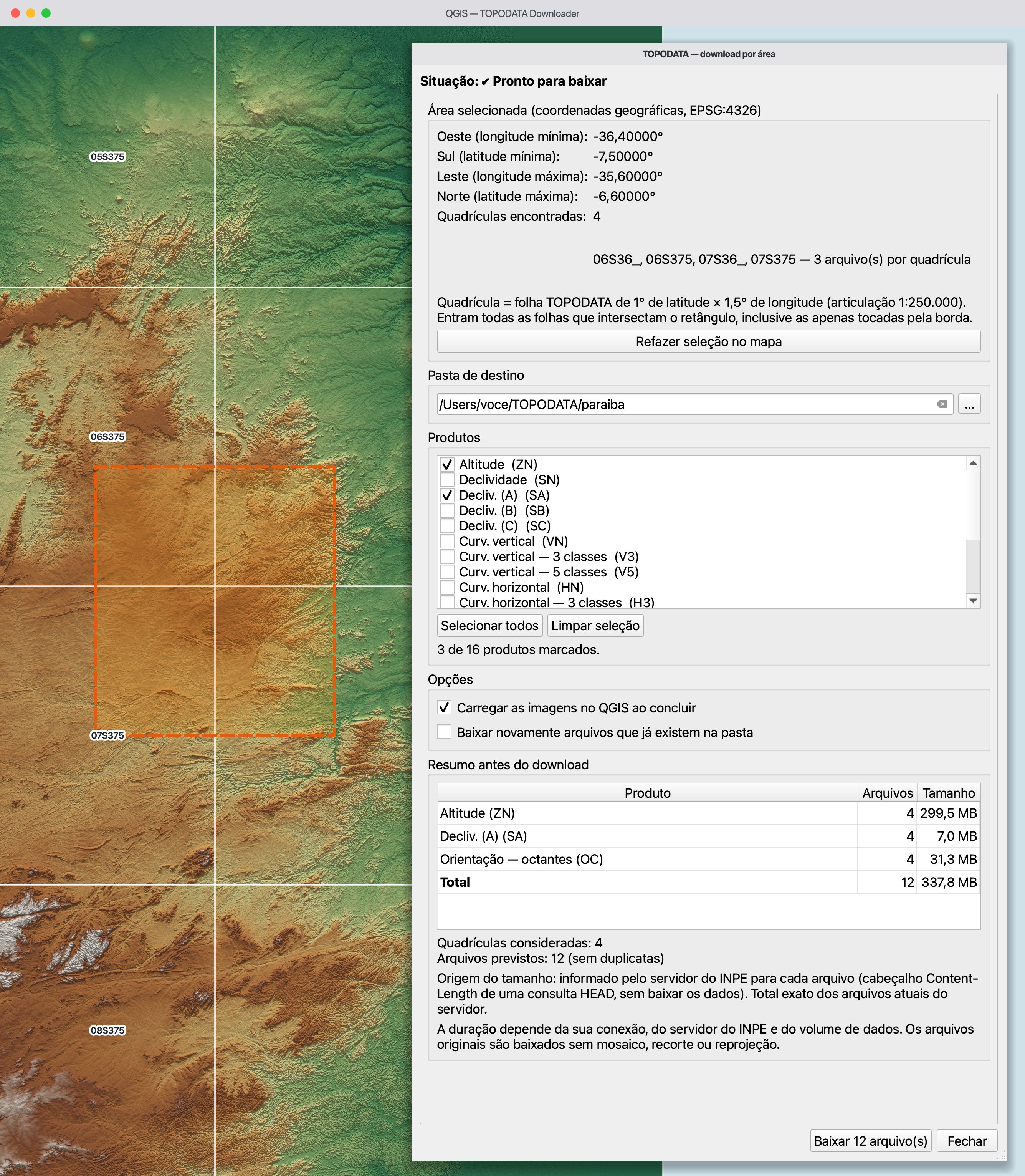 Janela do QGIS com o relevo da Paraíba e uma seleção tracejada laranja à esquerda; à direita, o diálogo do plugin pronto para baixar: extensão em graus, quatro quadrículas, pasta de destino, três produtos marcados e o resumo com 12 arquivos e 337,8 MB